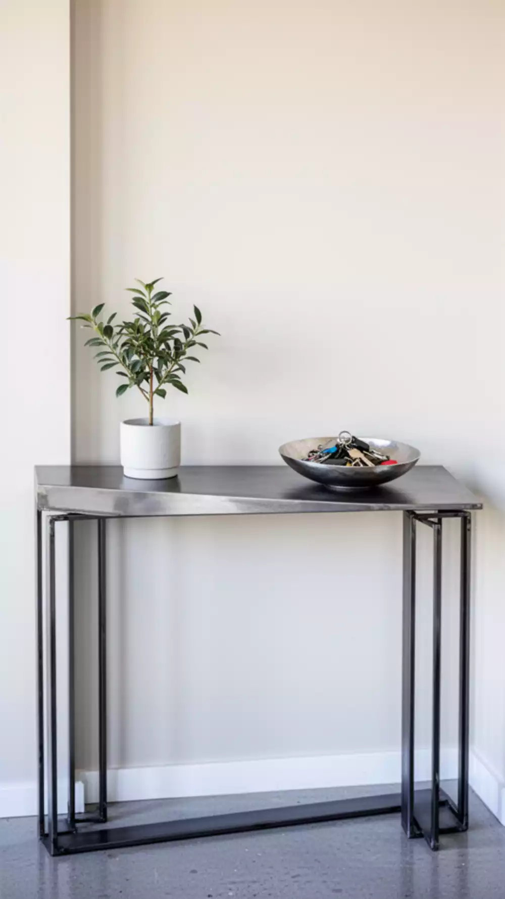 Modern Minimalist Entryway Tables: 5 Essential Options for Style and Function